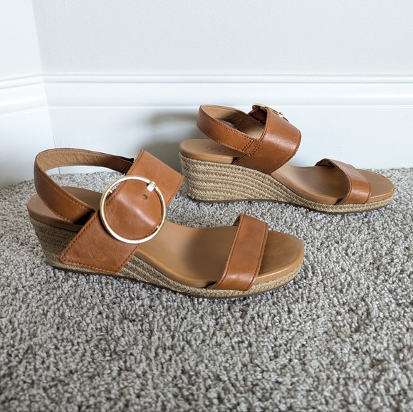 UGG Navee Wedge Tan Sandal sz 8 - Picture 1 of 7